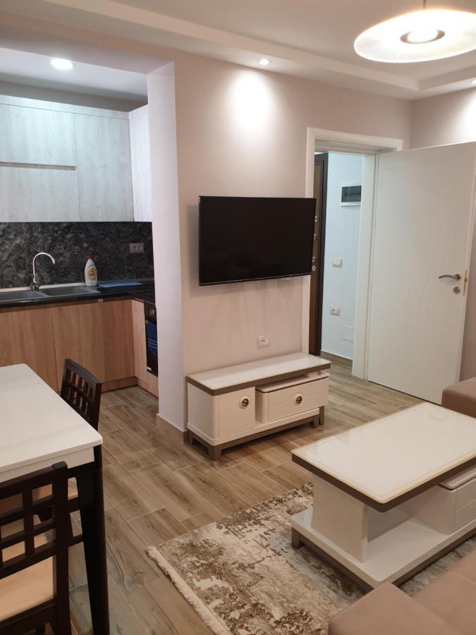 Vacation Apartment Near The Lake Apartament Afer Liqenit Pogradec Esterno foto